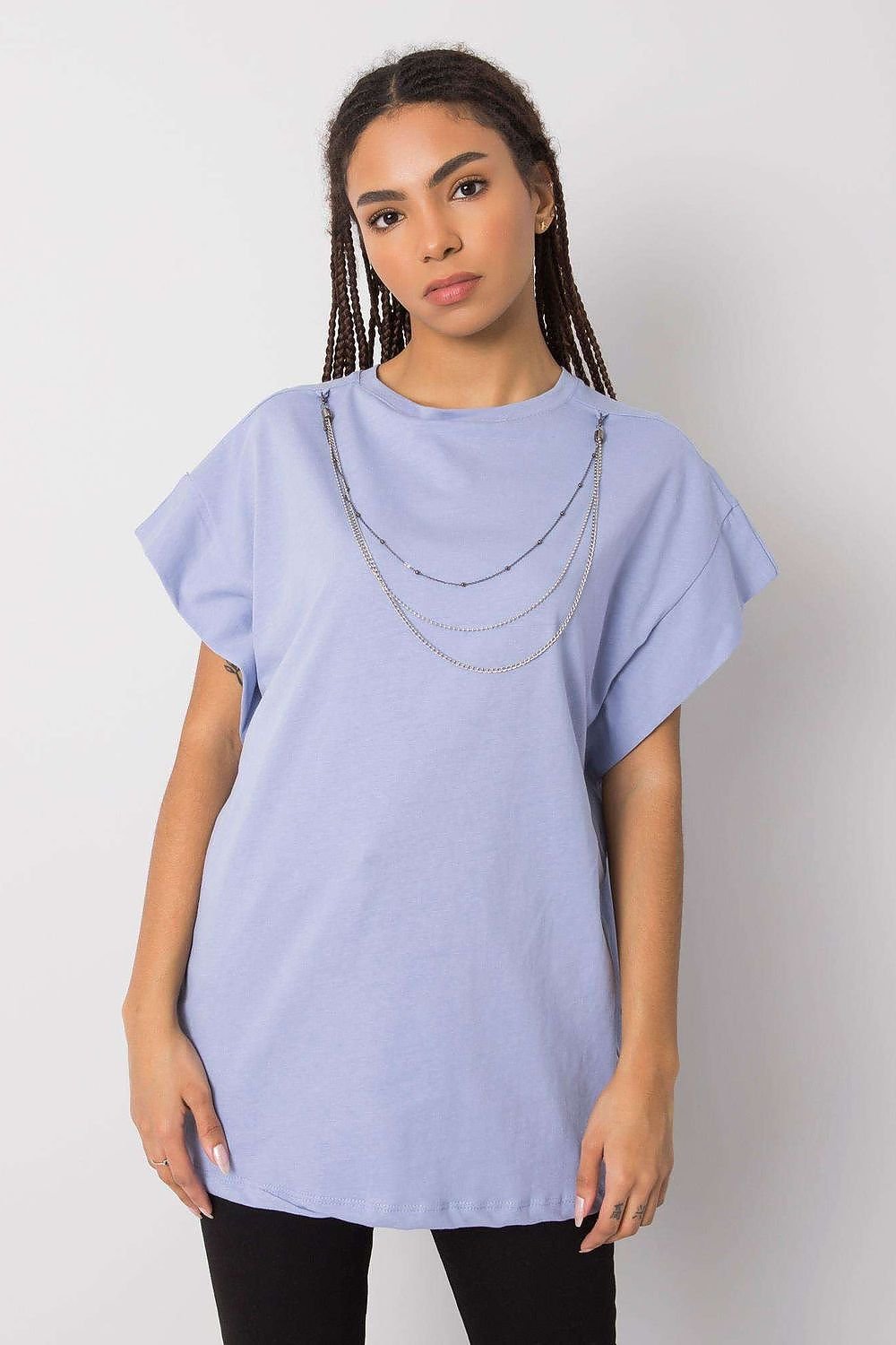 A loose-fit blouse with short sleeves, featuring a detachable chain for a customizable touch of style. Perfect for relaxed, chic outfits