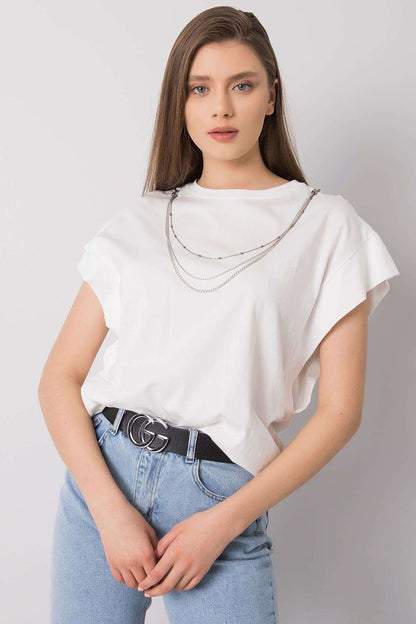 A loose-fit blouse with short sleeves, featuring a detachable chain for a customizable touch of style. Perfect for relaxed, chic outfits