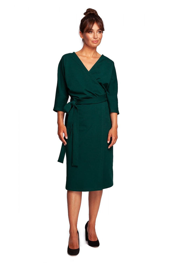 Robe en tricot de coton vert avec coupe enveloppe, lien latéral et manches chauve-souris