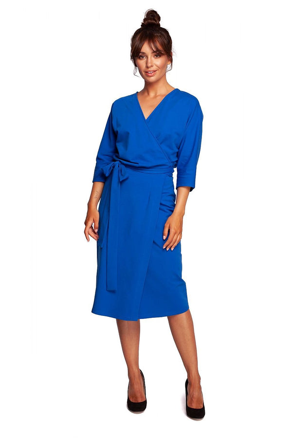 Robe en tricot de coton bleu avec coupe enveloppe, lien latéral et manches chauve-souris