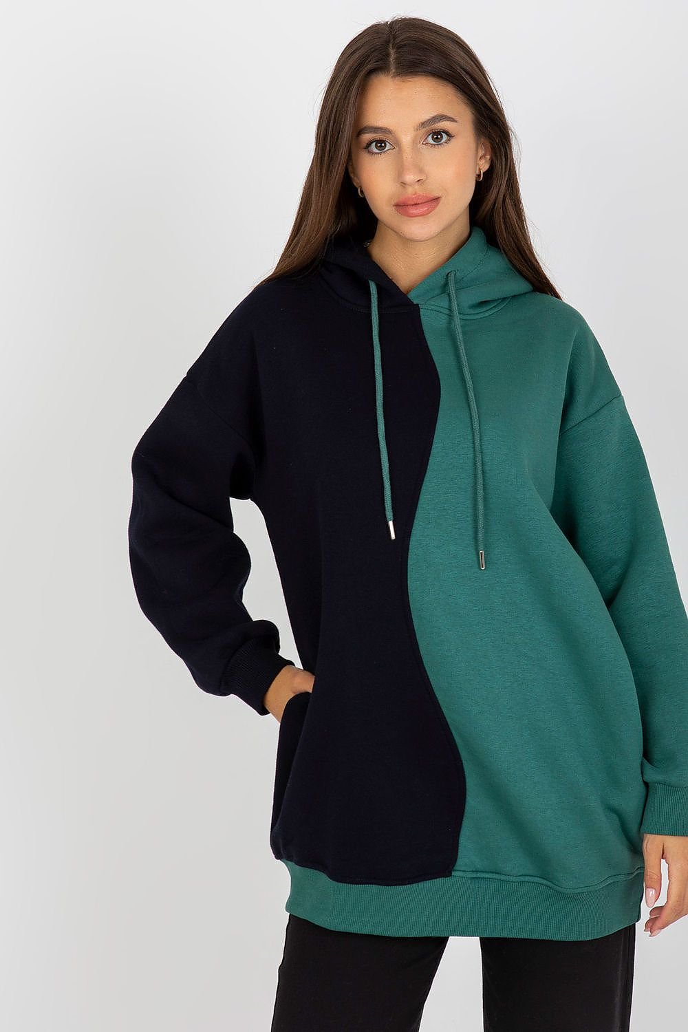  Stylish women's two-color sweatshirt with long sleeves, a cozy hood, and convenient side slip pockets for added comfort and practicality.