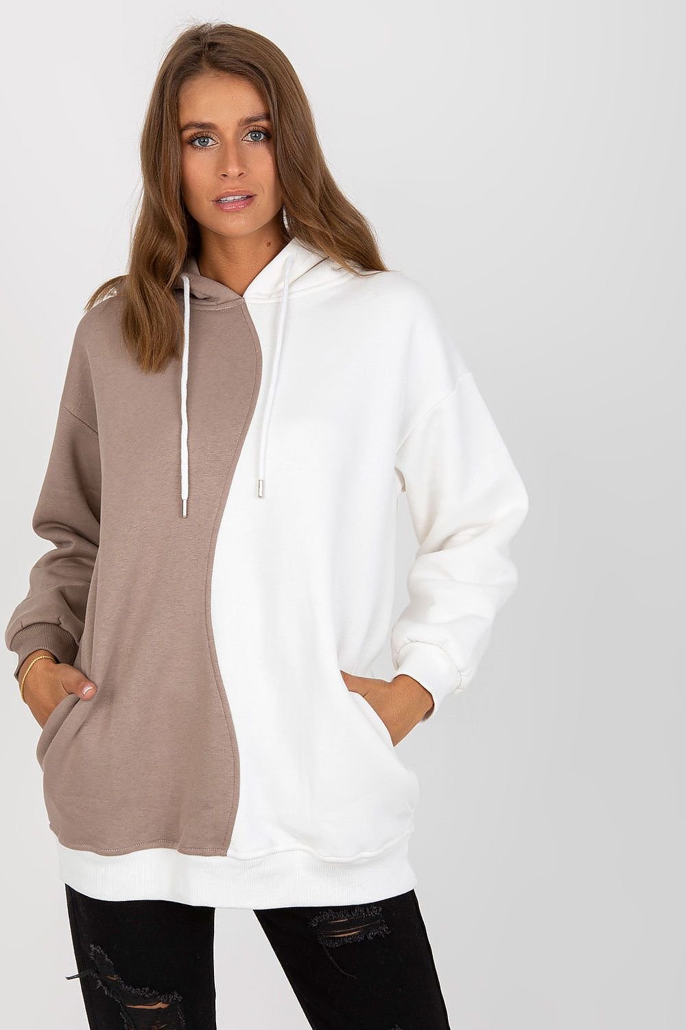  Stylish women's two-color sweatshirt with long sleeves, a cozy hood, and convenient side slip pockets for added comfort and practicality.