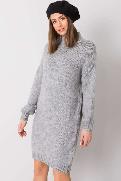 Cozy sweater dress featuring long sleeves and a half turtleneck, ideal for various occasions, offering both style and comfort.






