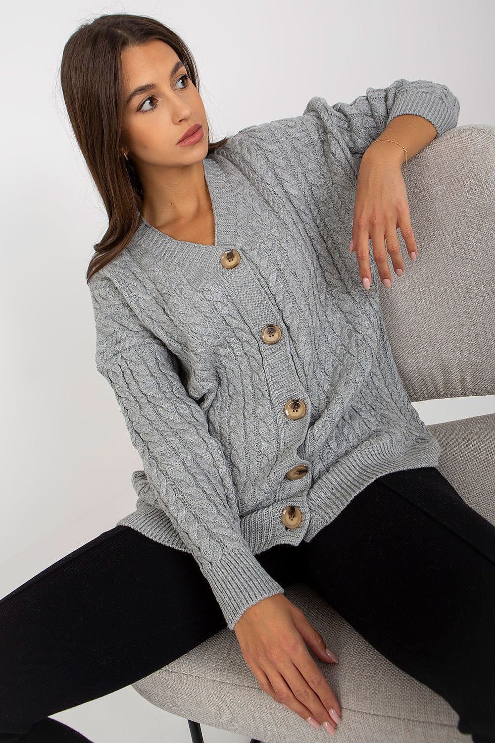 A stylish cardigan with button closure and long sleeves, designed for comfort and versatility. A perfect addition to any wardrobe, ideal for various occasions.






