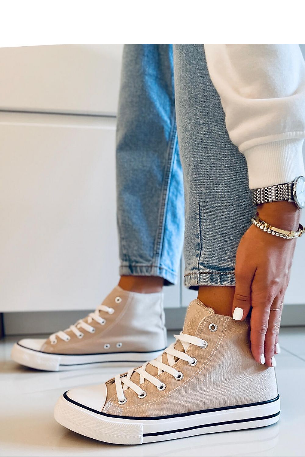 Classic women's canvas ankle sneakers, a must-have for every wardrobe. Made from fabric for both outer and inner materials, these sneakers offer comfort with every step while maintaining a timeless design. Perfect for casual, everyday wear.






