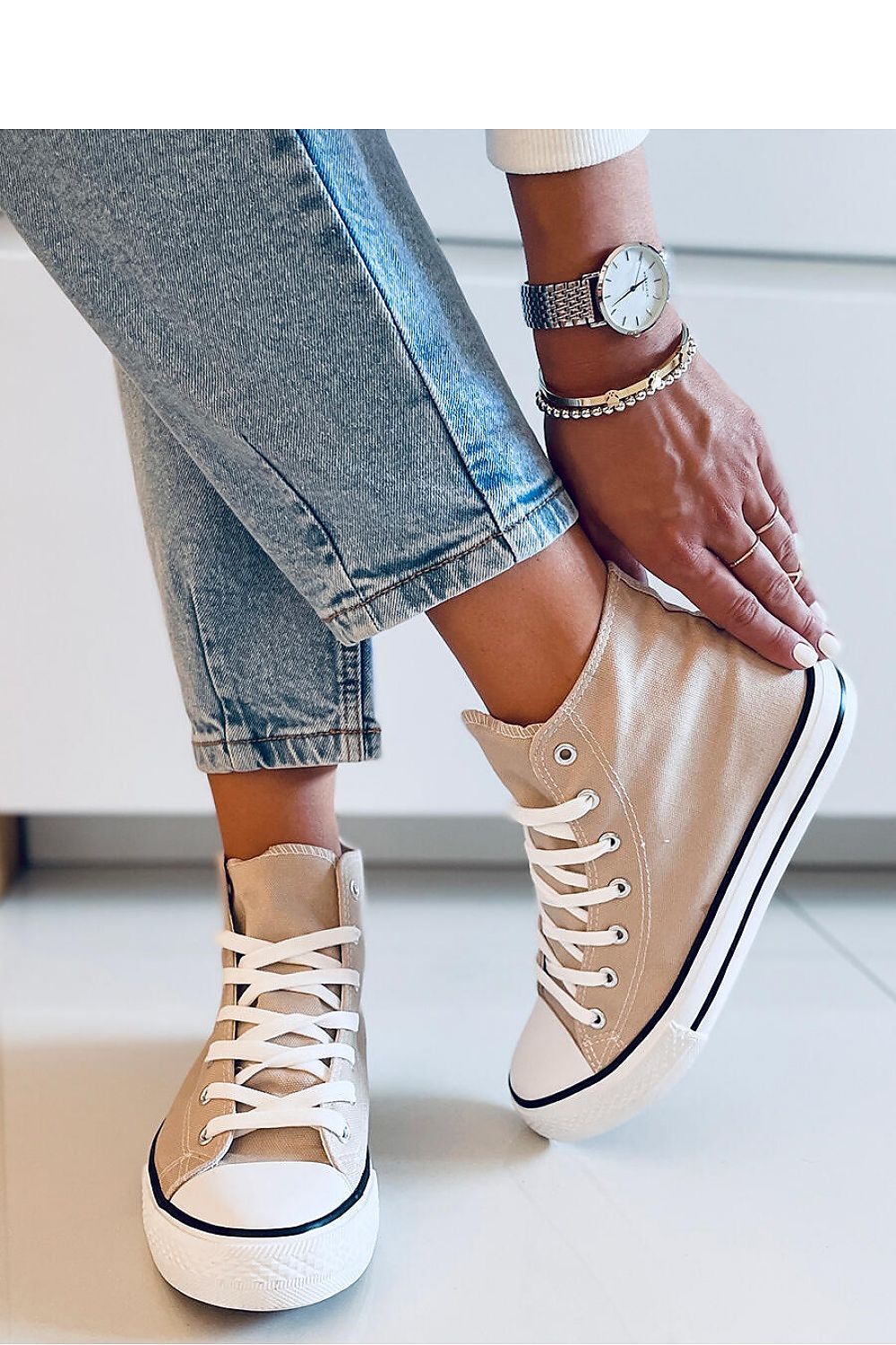 Classic women's canvas ankle sneakers, a must-have for every wardrobe. Made from fabric for both outer and inner materials, these sneakers offer comfort with every step while maintaining a timeless design. Perfect for casual, everyday wear.






