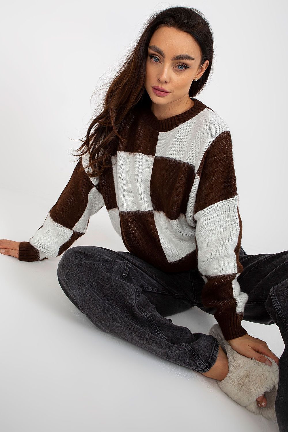 Casual women's sweater with long sleeves and a check pattern, featuring a pull-over design, ideal for comfortable everyday wear.






