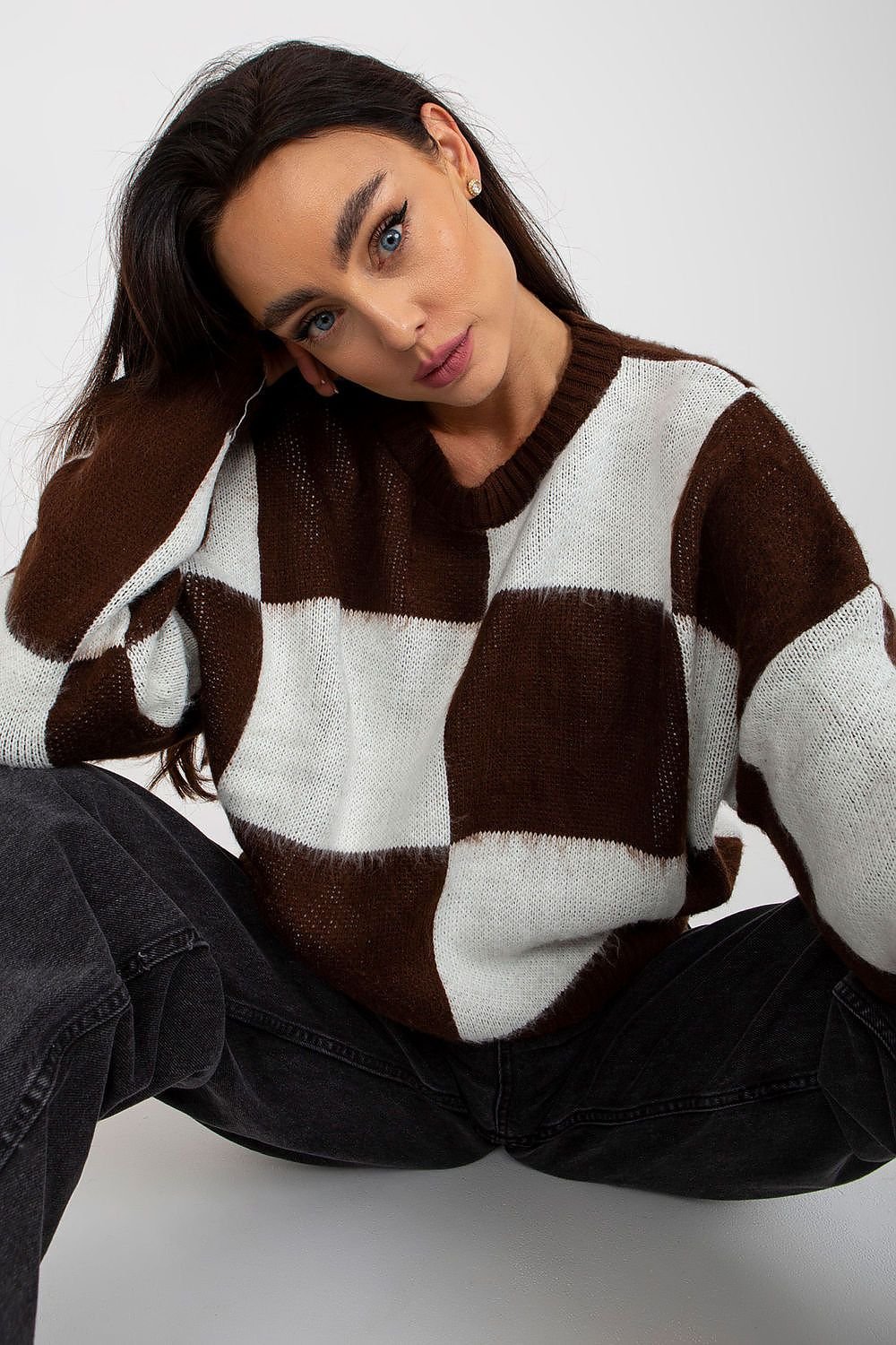 Casual women's sweater with long sleeves and a check pattern, featuring a pull-over design, ideal for comfortable everyday wear.






