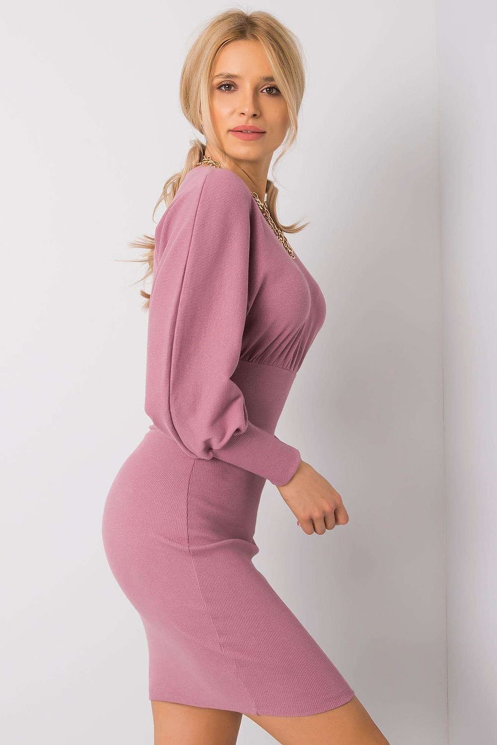 Ribbed knit pencil dress featuring a classic round neckline, long sleeves, and a knee-length cut. The puff sleeves add a casual yet original touch, making this dress perfect for both everyday wear and more elegant occasions.






