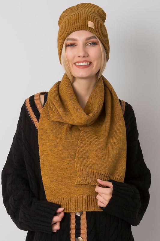 A warm and stylish women's brown winter hat and scarf set, designed to keep you cozy during the colder months. Perfect for adding comfort and style to your winter wardrobe.






