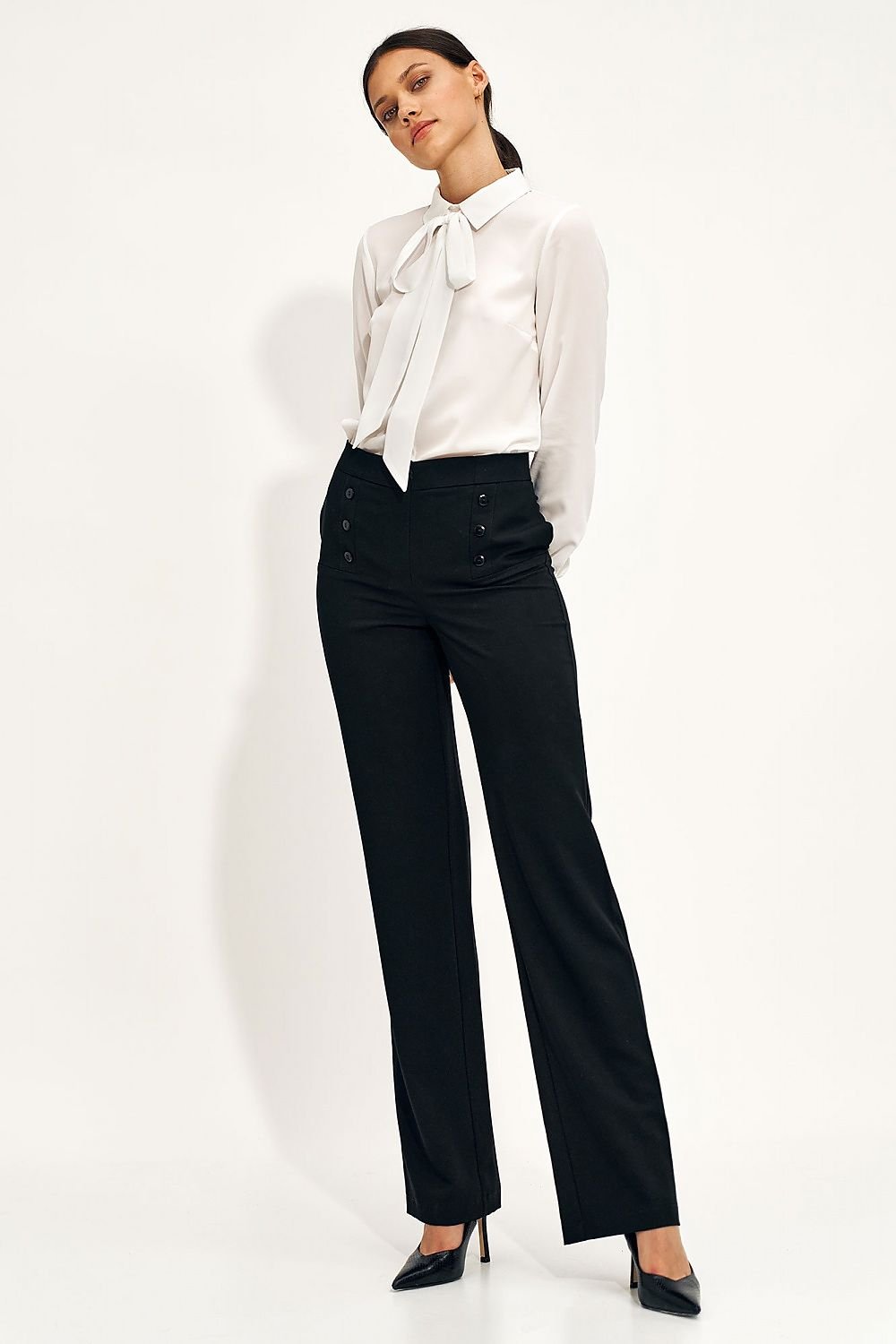 Elegant high-rise pants with a fitted cut and loose legs, featuring button details. The wide-leg design elongates the legs and pairs well with both casual and office styles, making them a versatile addition to any wardrobe.






