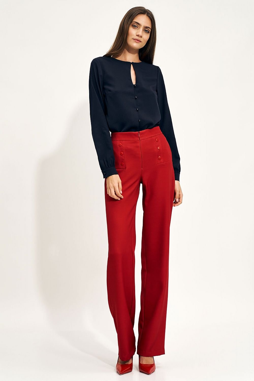 Elegant high-rise pants with a fitted cut and loose legs, featuring button details. The wide-leg design elongates the legs and pairs well with both casual and office styles, making them a versatile addition to any wardrobe.






