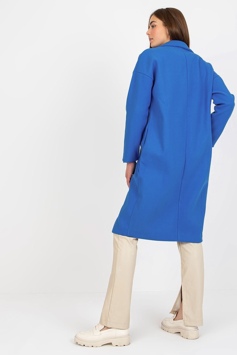 Single-breasted women's coat with long sleeves, buttoned closure, slip pockets, and a fully lined interior. Perfect for cooler days.






