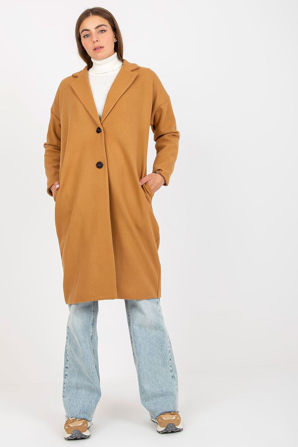 Single-breasted women's coat with long sleeves, buttoned closure, slip pockets, and a fully lined interior. Perfect for cooler days.






