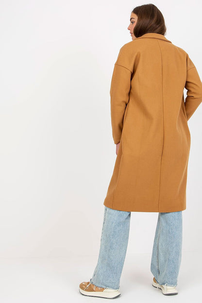 Single-breasted women's coat with long sleeves, buttoned closure, slip pockets, and a fully lined interior. Perfect for cooler days.






