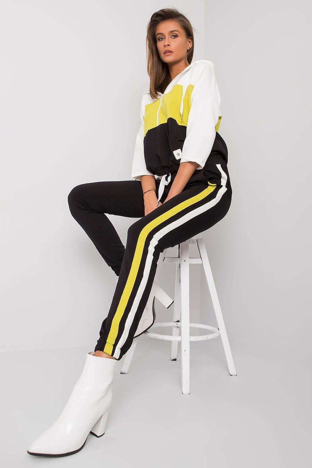 A vibrant women's sweatshirt set featuring a hoodie with 3/4 sleeves and a partial zipper, paired with long pants that have a waist tie and slip pockets. Ideal for a casual, comfortable style.






