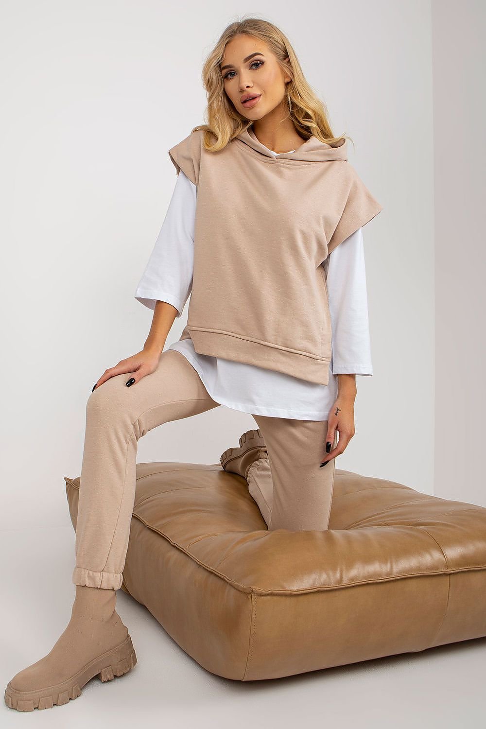  Comfortable sweatsuit set featuring a blouse with 3/4 sleeves and a round neckline, a short-sleeved sweatshirt with a hood, and long pants with a waist tie and slip pockets. Perfect for casual wear with a combination of style and comfort.