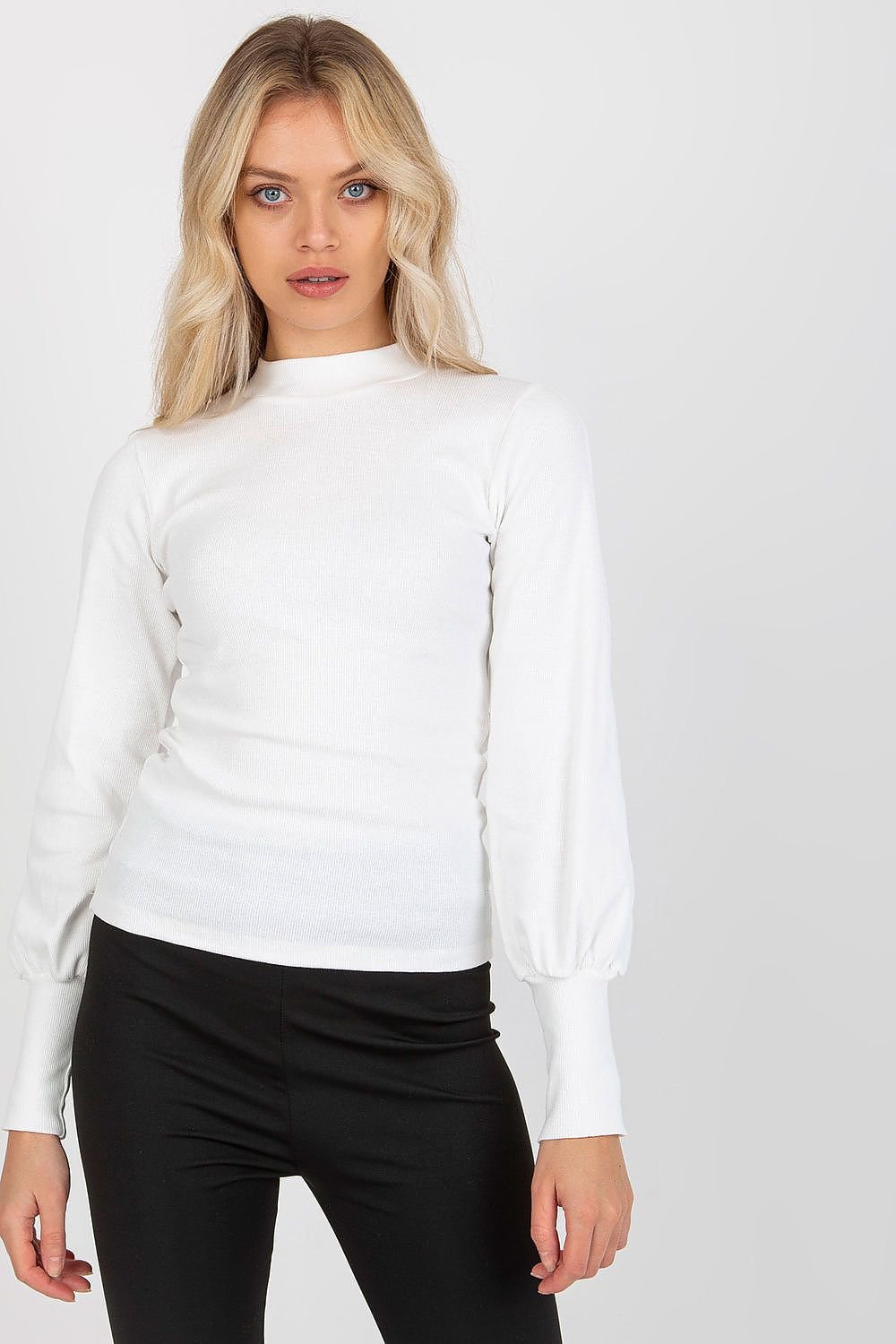  A blouse made of ribbed fabric with long sleeves, finished with wide ribbed cuffs for a stylish and comfortable fit.