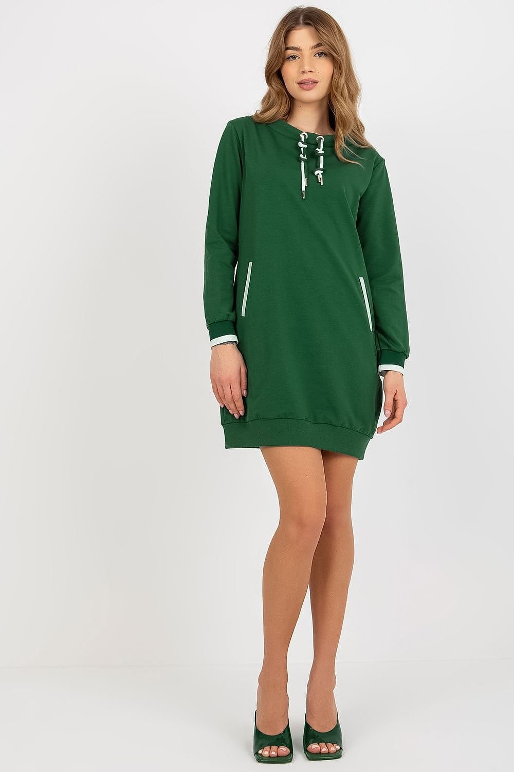 A versatile daydress featuring long sleeves, a round neckline, and practical front slip pockets. Perfect for everyday wear, combining style with convenience.


