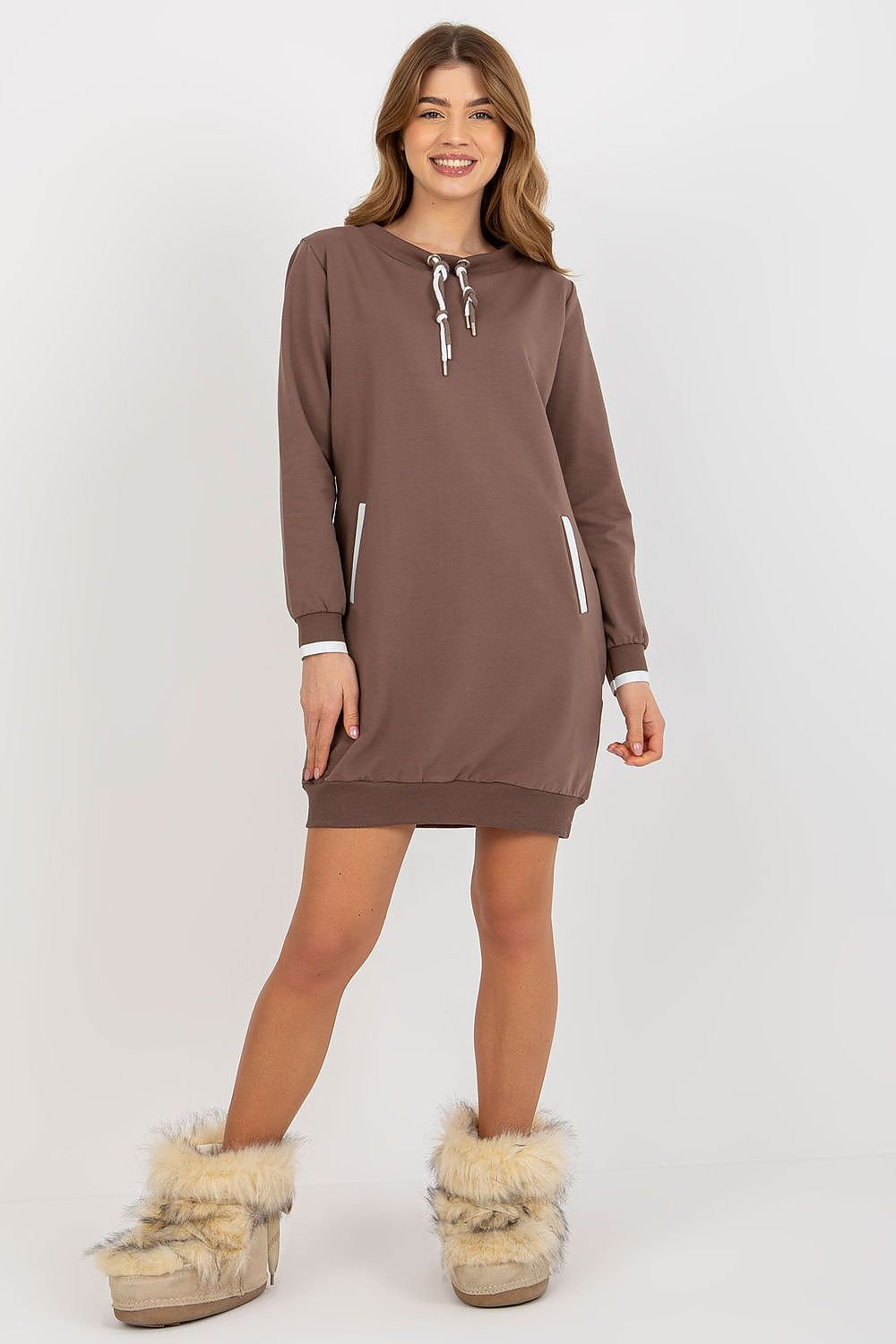 A versatile daydress featuring long sleeves, a round neckline, and practical front slip pockets. Perfect for everyday wear, combining style with convenience.


