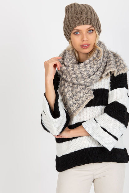 A cozy, women's knitted scarf, ideal for adding warmth and style to various outfits. A versatile accessory perfect for chilly days.






