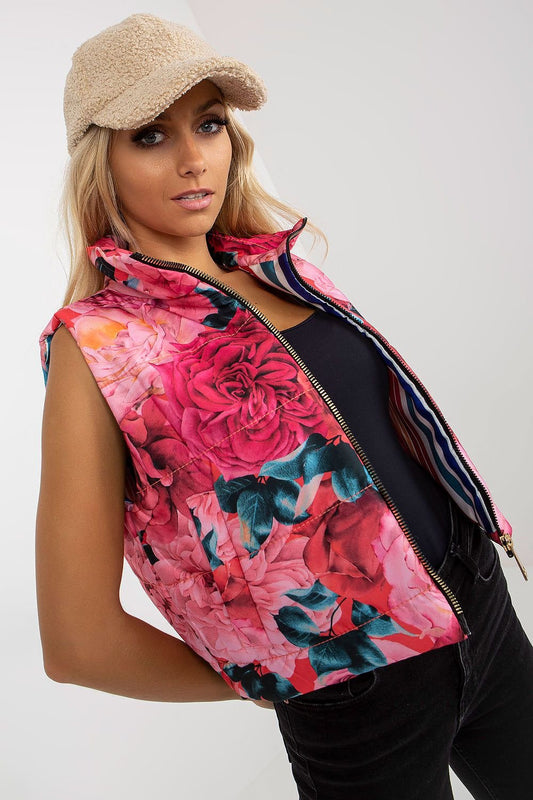 Lightweight quilted gilet made of rose-patterned fabric, designed with slip pockets and a practical zip fastening.
