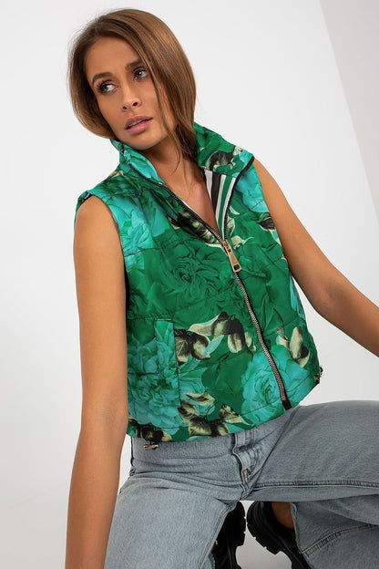 Stylish insulated floral gilet with a zipper front and soft lining for extra comfort.
