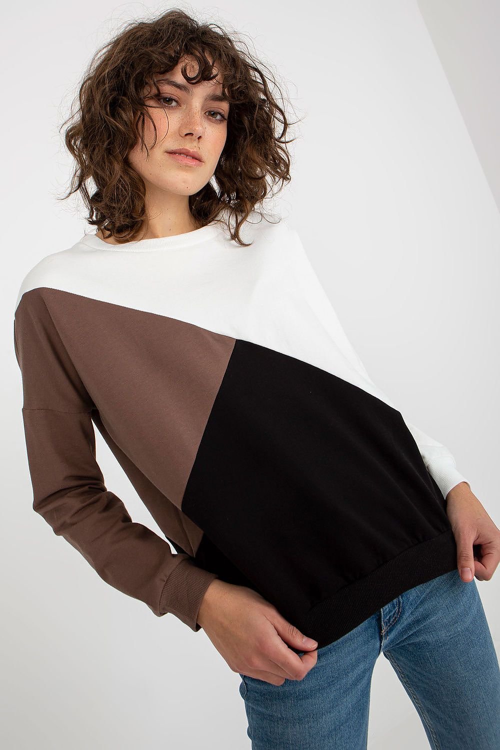 A women's sweatshirt featuring long sleeves and a round neckline, crafted from a stylish combination of three different fabric colors for a modern and eye-catching design.






