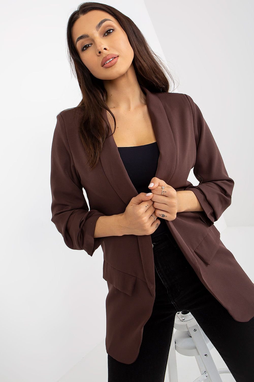 A stylish 3/4 sleeve unbuttoned jacket with a comfortable lining, perfect for casual and semi-formal events.
