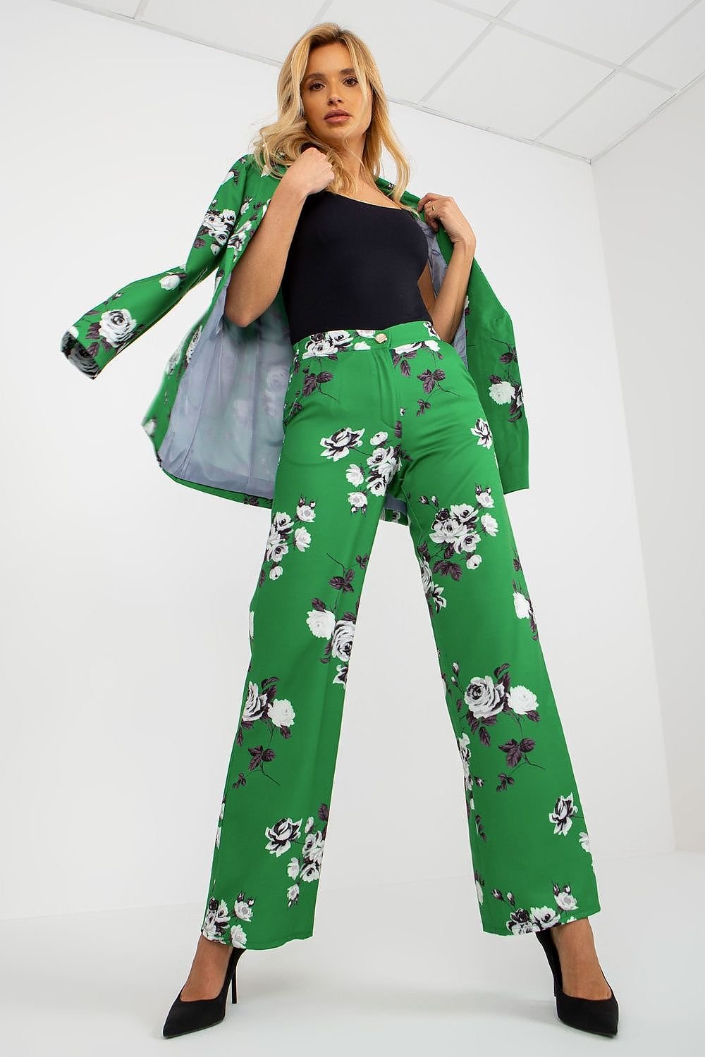 Elegant wide-leg pants with a high waist, featuring a zipper and button closure, and slip pockets on the sides. Perfect for pairing with a jacket or wearing on their own for a sophisticated look.






