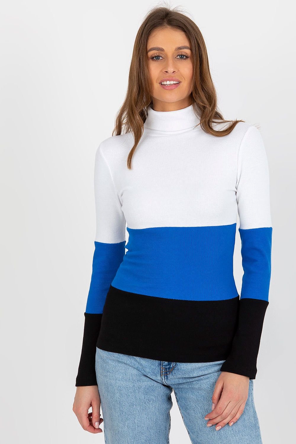 Fashionable long-sleeve sweater made of ribbed material with a modern three-color pattern.
