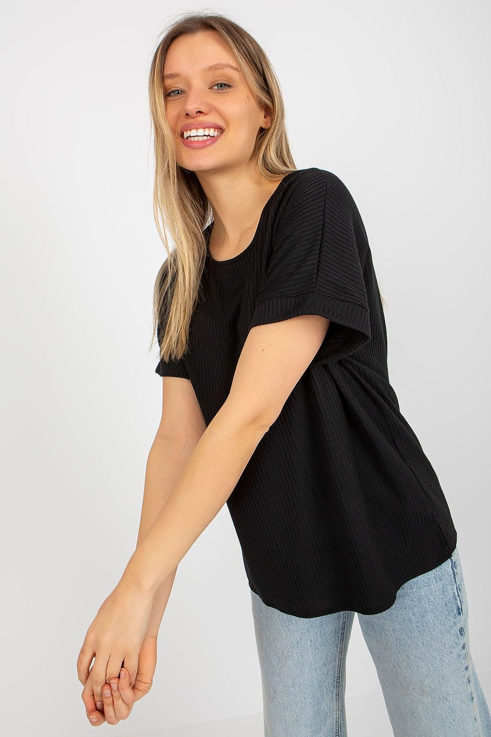 Versatile loose fit ribbed blouse with short sleeves and a round neckline, perfect for daily wear.