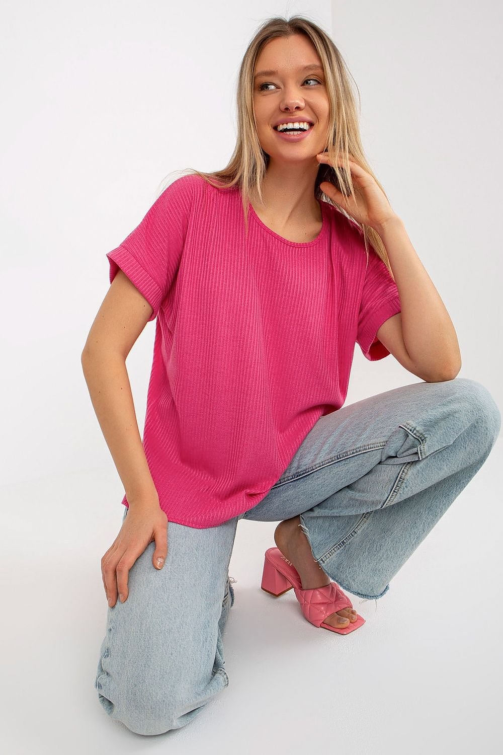 Versatile loose fit ribbed blouse with short sleeves and a round neckline, perfect for daily wear.