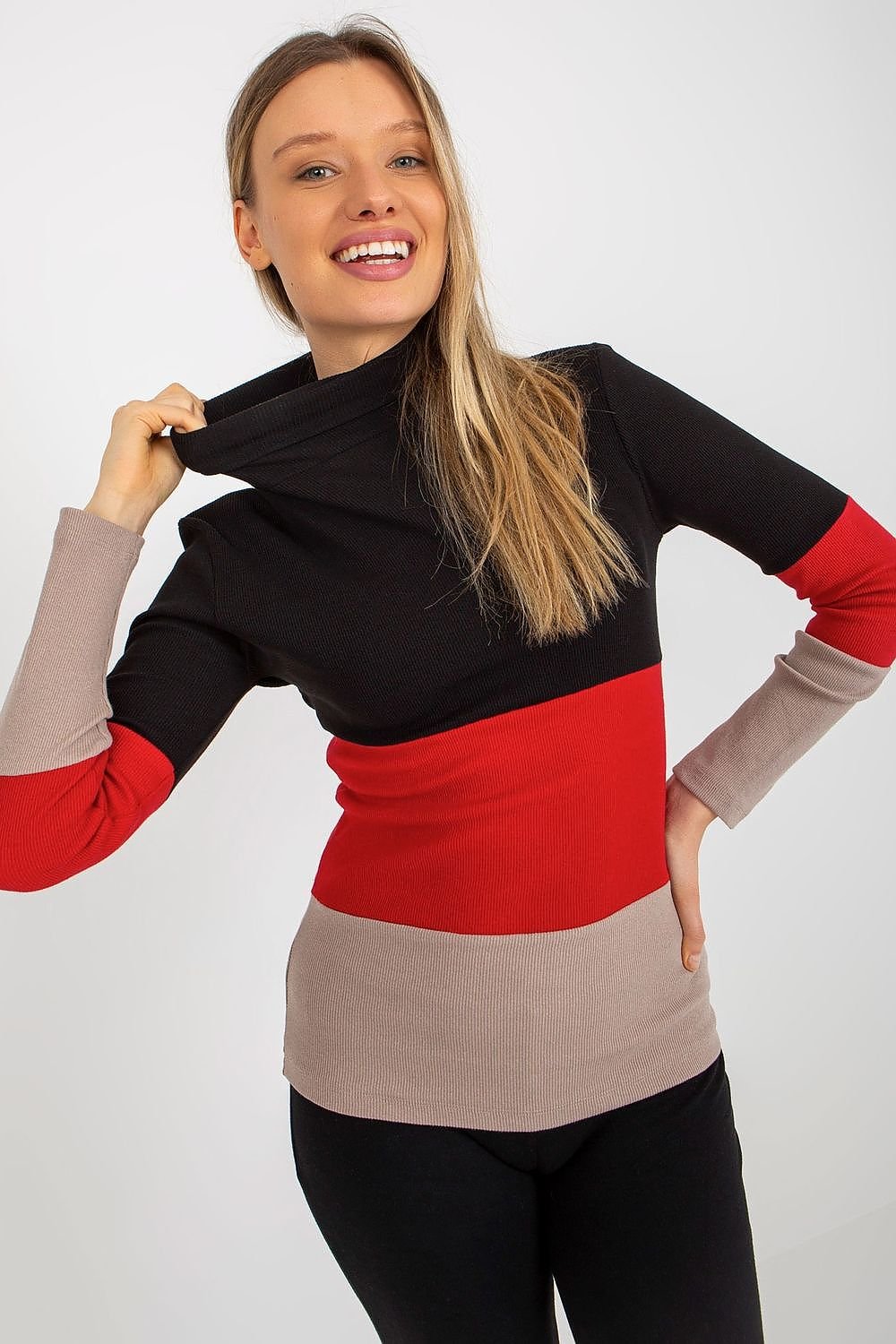 Fashionable long-sleeve sweater made of ribbed material with a modern three-color pattern.
