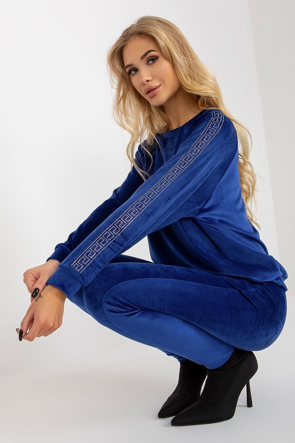 A chic velour set featuring a long-sleeve blouse with a round neckline, embellished with rhinestones on the sleeves, paired with long pants featuring a waist tie and slip pockets on the sides. Perfect for a stylish, comfortable look.






