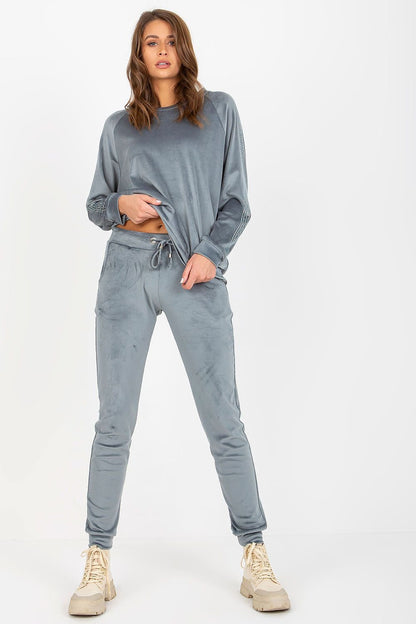 A chic velour set featuring a long-sleeve blouse with a round neckline, embellished with rhinestones on the sleeves, paired with long pants featuring a waist tie and slip pockets on the sides. Perfect for a stylish, comfortable look.






