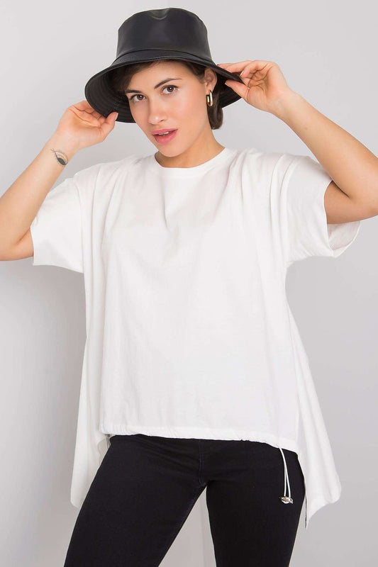 Women's short-sleeve t-shirt with a round neckline and extended bottom, perfect for a casual and elegant look.
