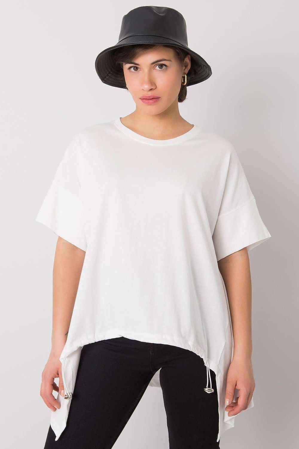 Women's short-sleeve t-shirt with a round neckline and extended bottom, perfect for a casual and elegant look.
