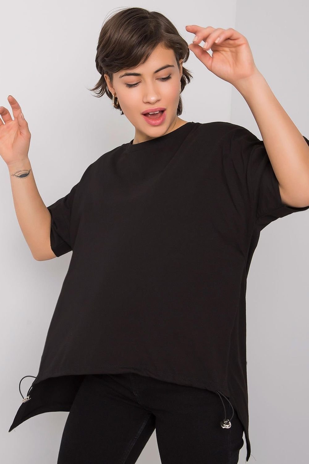 Women's short-sleeve t-shirt with a round neckline and extended bottom, perfect for a casual and elegant look.
