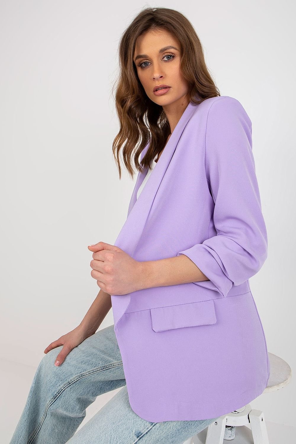 A stylish women's jacket with 3/4 sleeves, an unbuttoned design, and lined interior. Featuring imitation pockets and shoulder cushions for a unique look, this jacket is a perfect fit for a variety of occasions.






