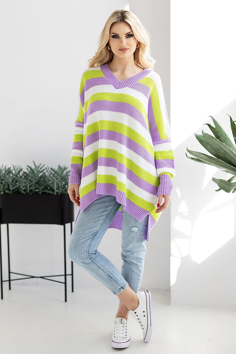 Stylish loose-fitting sweater with long sleeves, a heart neckline, and vibrant colorful stripes for a playful and chic everyday look.






