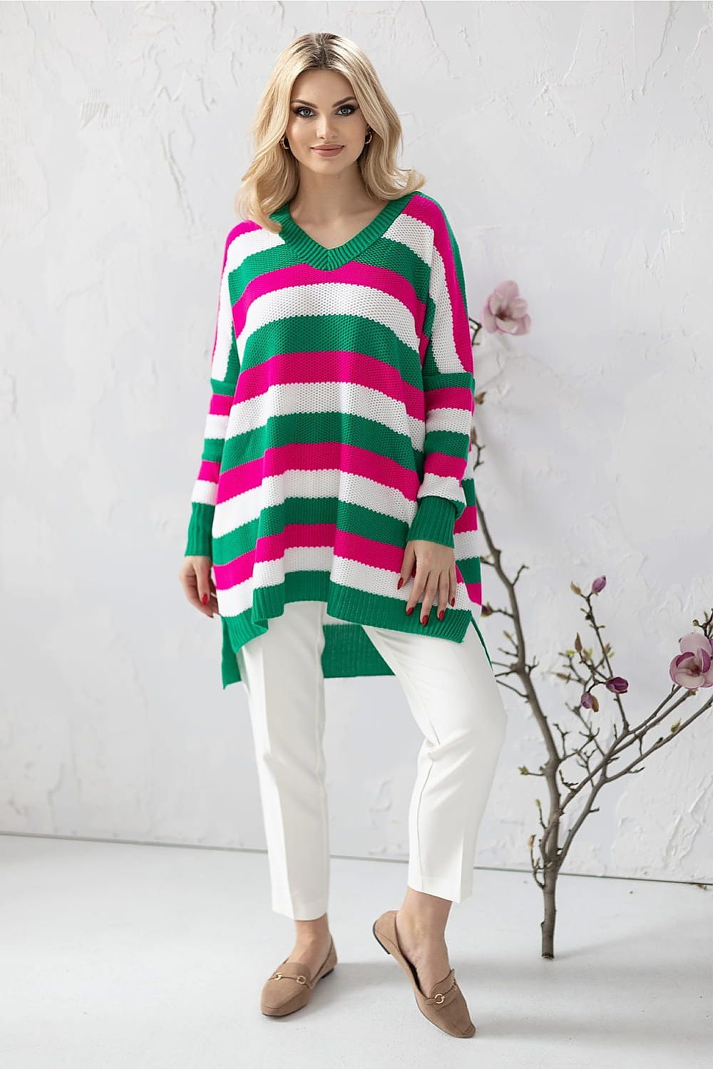 Stylish loose-fitting sweater with long sleeves, a heart neckline, and vibrant colorful stripes for a playful and chic everyday look.






