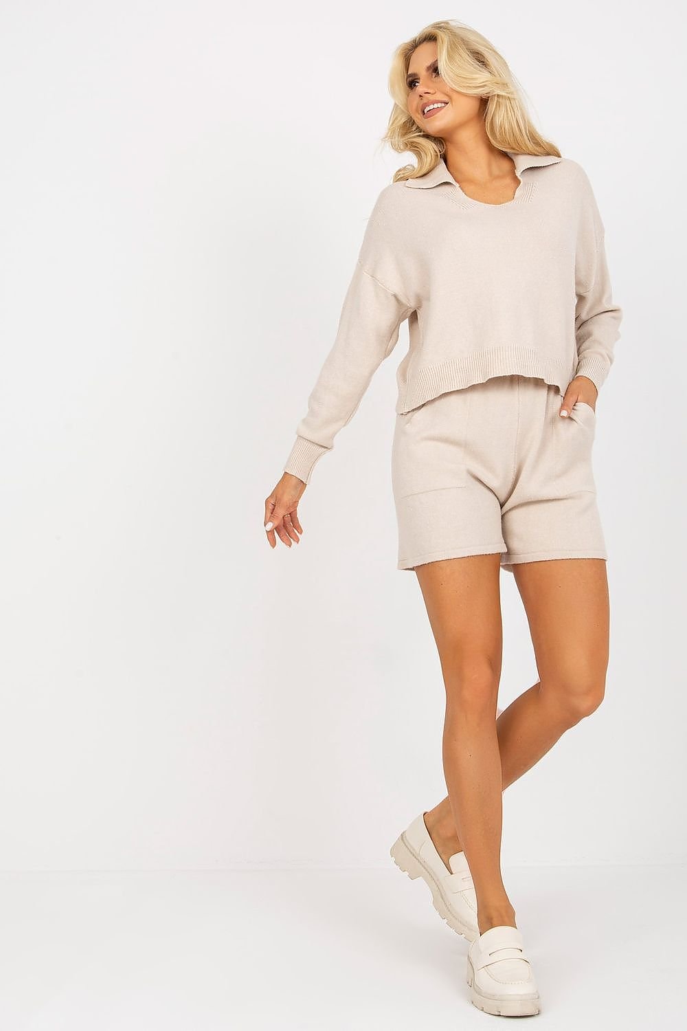 Comfortable and casual women's set featuring a looser-cut sweater with long sleeves, paired with short shorts that have an elastic waistband and slip pockets. Ideal for relaxed days, this set offers both comfort and a laid-back style.