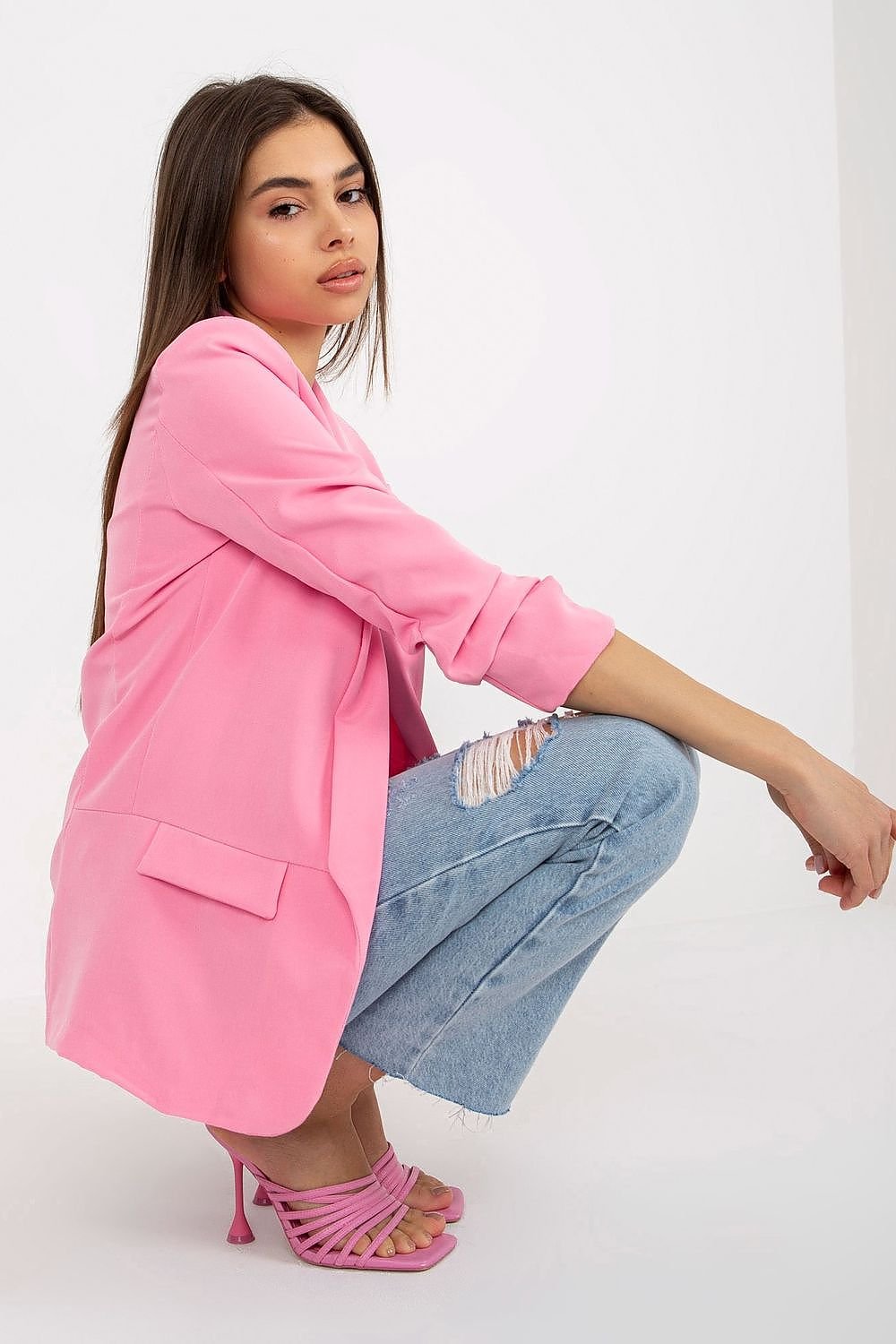 A stylish women's jacket with 3/4 sleeves, an unbuttoned design, and lined interior. Featuring imitation pockets and shoulder cushions for a unique look, this jacket is a perfect fit for a variety of occasions.






