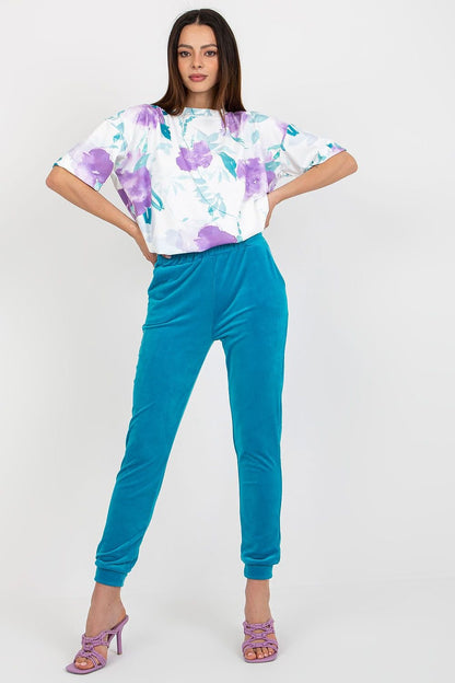 A stylish velour set featuring a short-sleeve blouse with a round neckline, crafted from fabric with an interesting pattern. The matching long high-waisted pants come with slip pockets on the sides, combining comfort and unique design.






