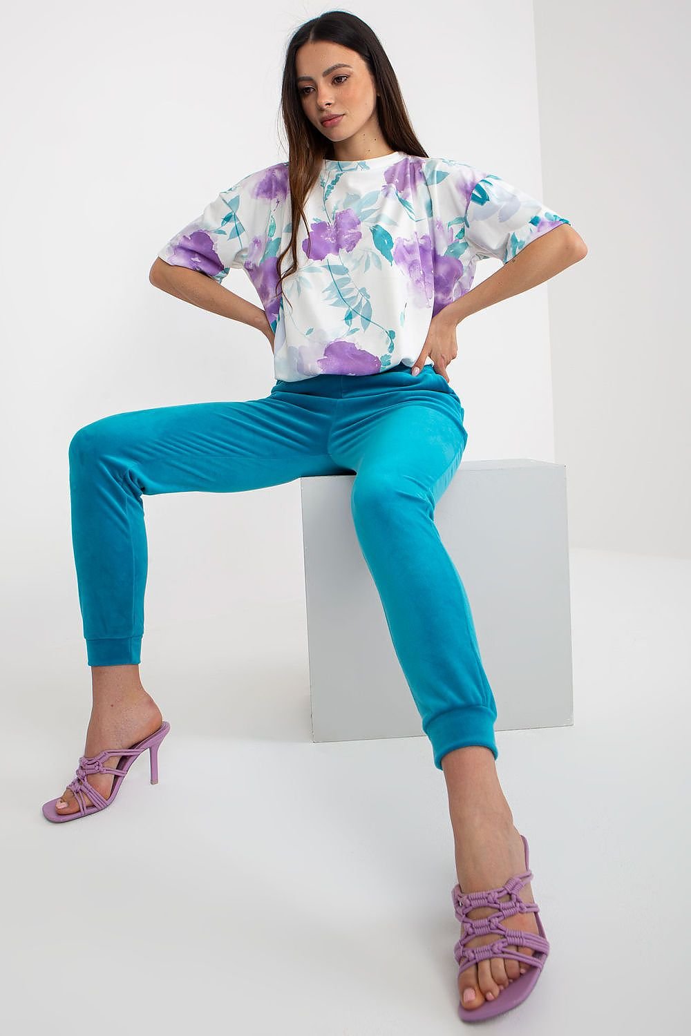 A stylish velour set featuring a short-sleeve blouse with a round neckline, crafted from fabric with an interesting pattern. The matching long high-waisted pants come with slip pockets on the sides, combining comfort and unique design.






