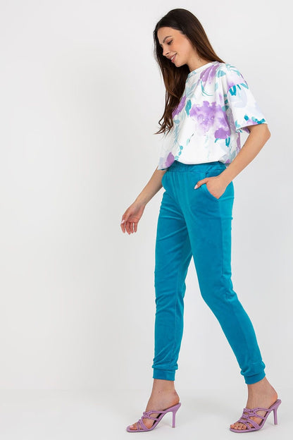 A stylish velour set featuring a short-sleeve blouse with a round neckline, crafted from fabric with an interesting pattern. The matching long high-waisted pants come with slip pockets on the sides, combining comfort and unique design.






