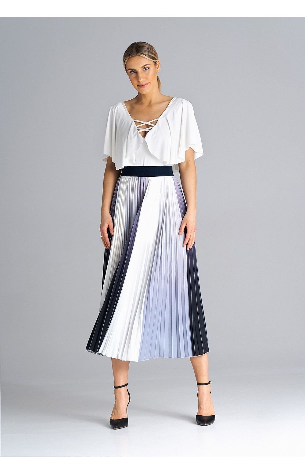 A versatile midi pleated skirt with an elastic waistband, perfect for a variety of occasions, offering comfort and style.






