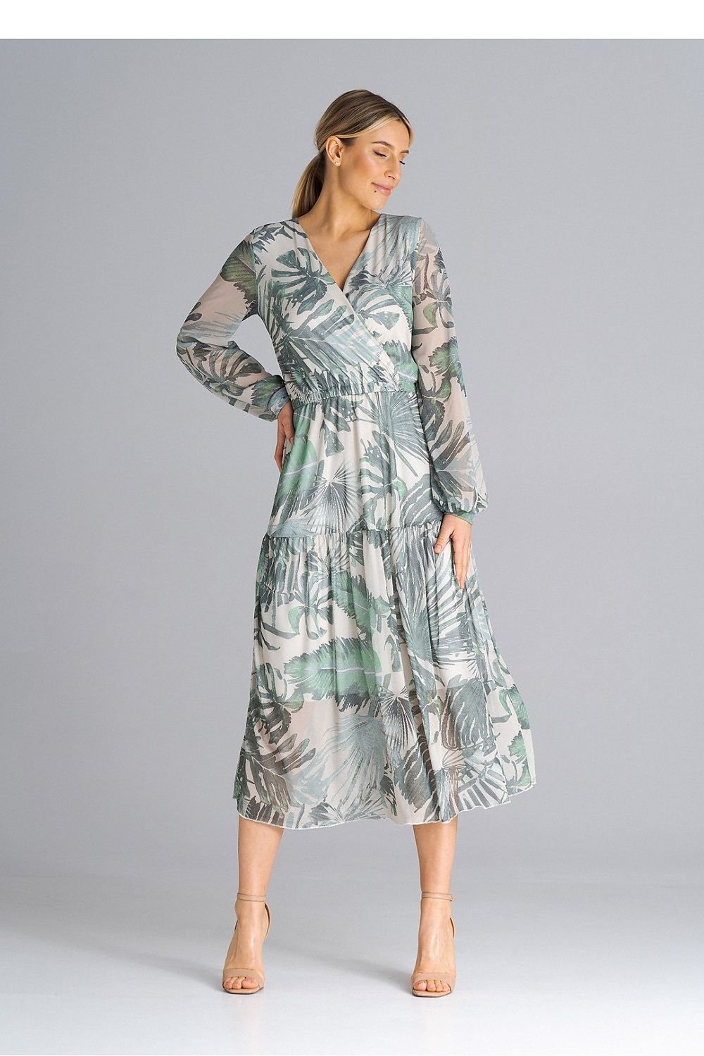 This elegant midi dress features a flattering flared cut, long sleeves, and a set-in neckline, offering a timeless and sophisticated look. The pleated waist enhances the silhouette, creating a feminine shape, while the lining ensures comfort and a smooth fit. Designed to be worn over the head, this dress combines ease with style, making it a perfect choice for both casual and semi-formal occasions.







