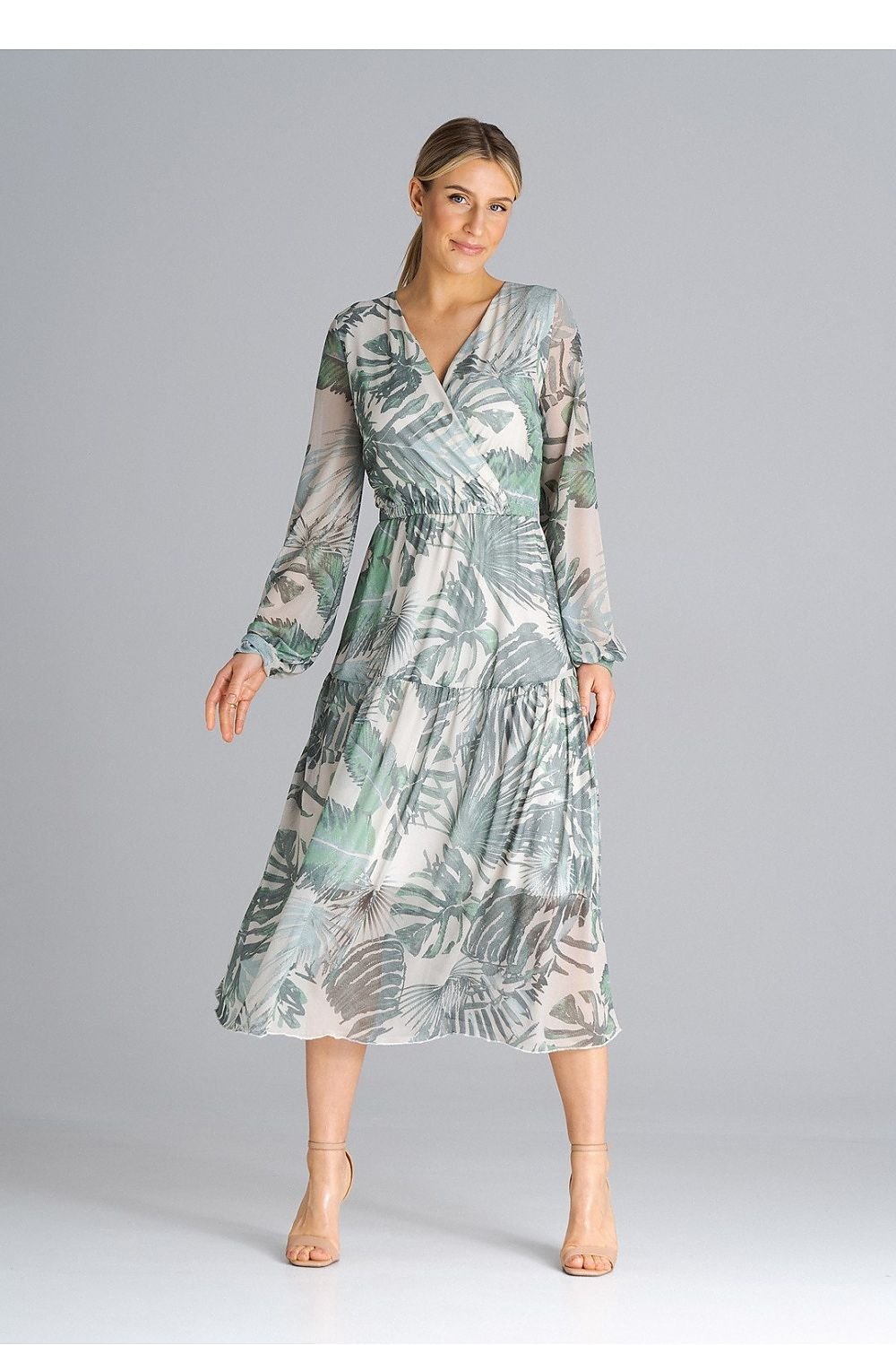 This elegant midi dress features a flattering flared cut, long sleeves, and a set-in neckline, offering a timeless and sophisticated look. The pleated waist enhances the silhouette, creating a feminine shape, while the lining ensures comfort and a smooth fit. Designed to be worn over the head, this dress combines ease with style, making it a perfect choice for both casual and semi-formal occasions.






